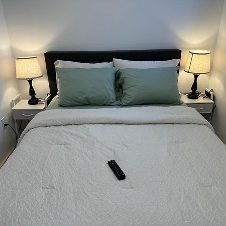 אוטווה Private Entrance, Private Bathroom, Bedroom And Workspace מראה חיצוני תמונה