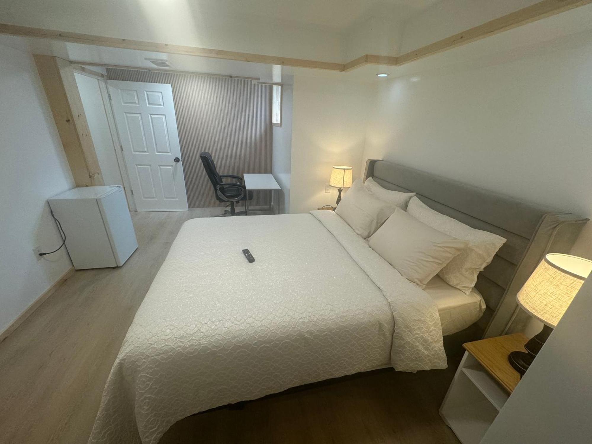 אוטווה Private Entrance, Private Bathroom, Bedroom And Workspace מראה חיצוני תמונה