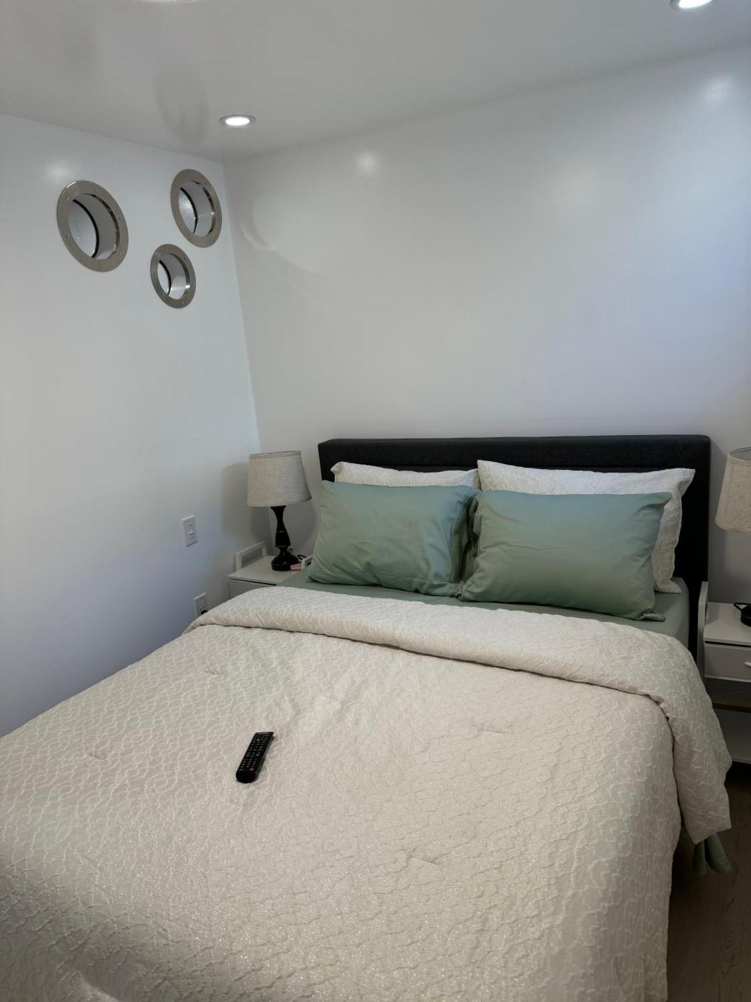 אוטווה Private Entrance, Private Bathroom, Bedroom And Workspace מראה חיצוני תמונה