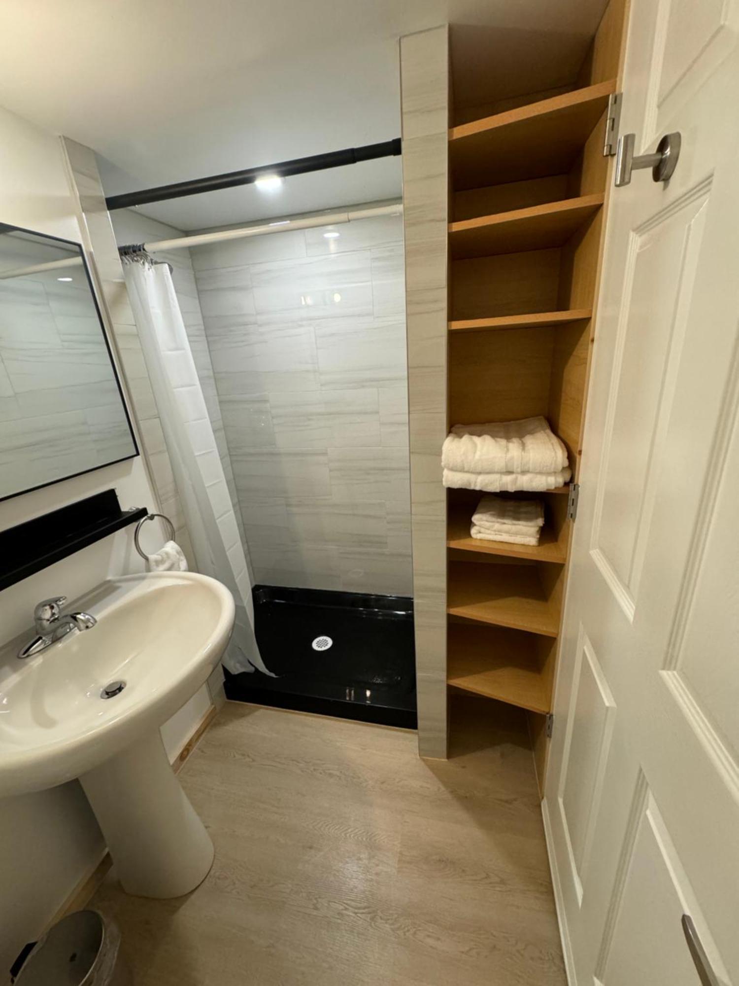 אוטווה Private Entrance, Private Bathroom, Bedroom And Workspace מראה חיצוני תמונה